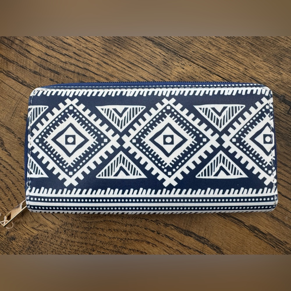 Navy and White Geometric Patterned Clutch